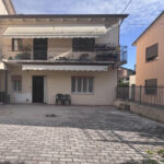 Appartamento al piano terra con due camere.