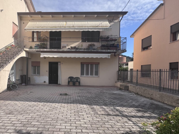 Appartamento al piano terra con due camere.