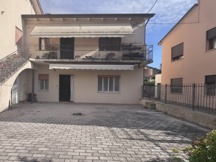 Appartamento al piano terra con due camere.